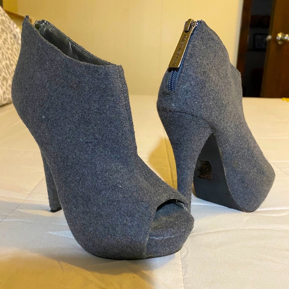 Grey pep-toe ankle boot.
